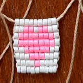 Collana regolabile Formentera con filo di seta e targhetta con cuore in perline rosa - Pezzo unico - Lumiere Bijoux