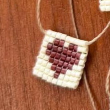 Collana regolabile Formentera con filo di seta e targhetta con cuore in perline rosa - Pezzo unico - Lumiere Bijoux