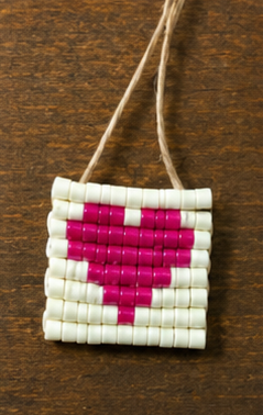 Collana regolabile Formentera con filo di seta e targhetta con cuore in perline rosa - Pezzo unico - Lumiere Bijoux
