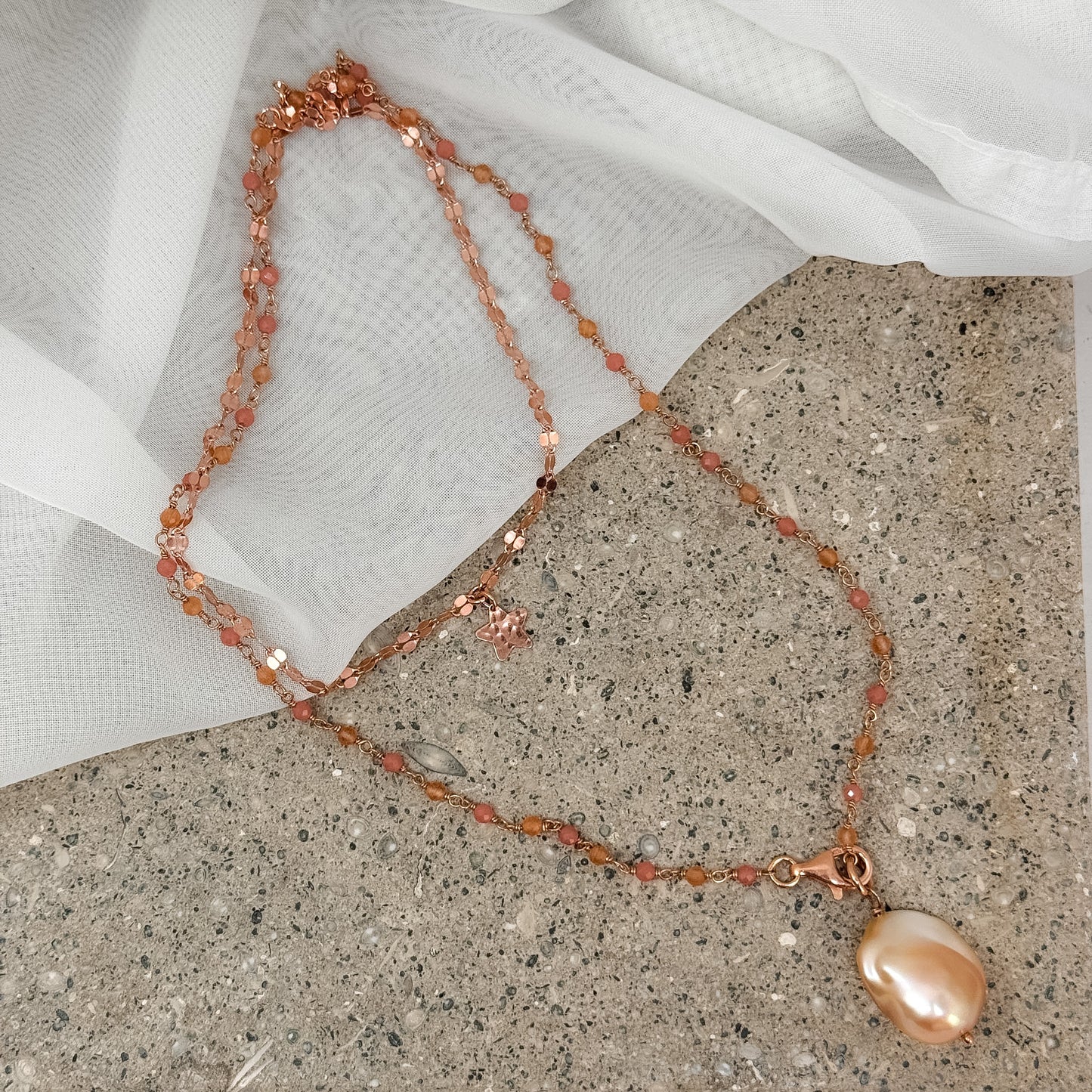 Collana lunga trasformabile cristalli pesca con perla barocca rosa pendente e catena ovali specchiati e stella battuta - Argento 925 rosé Pezzo unico - Lumiere Bijoux