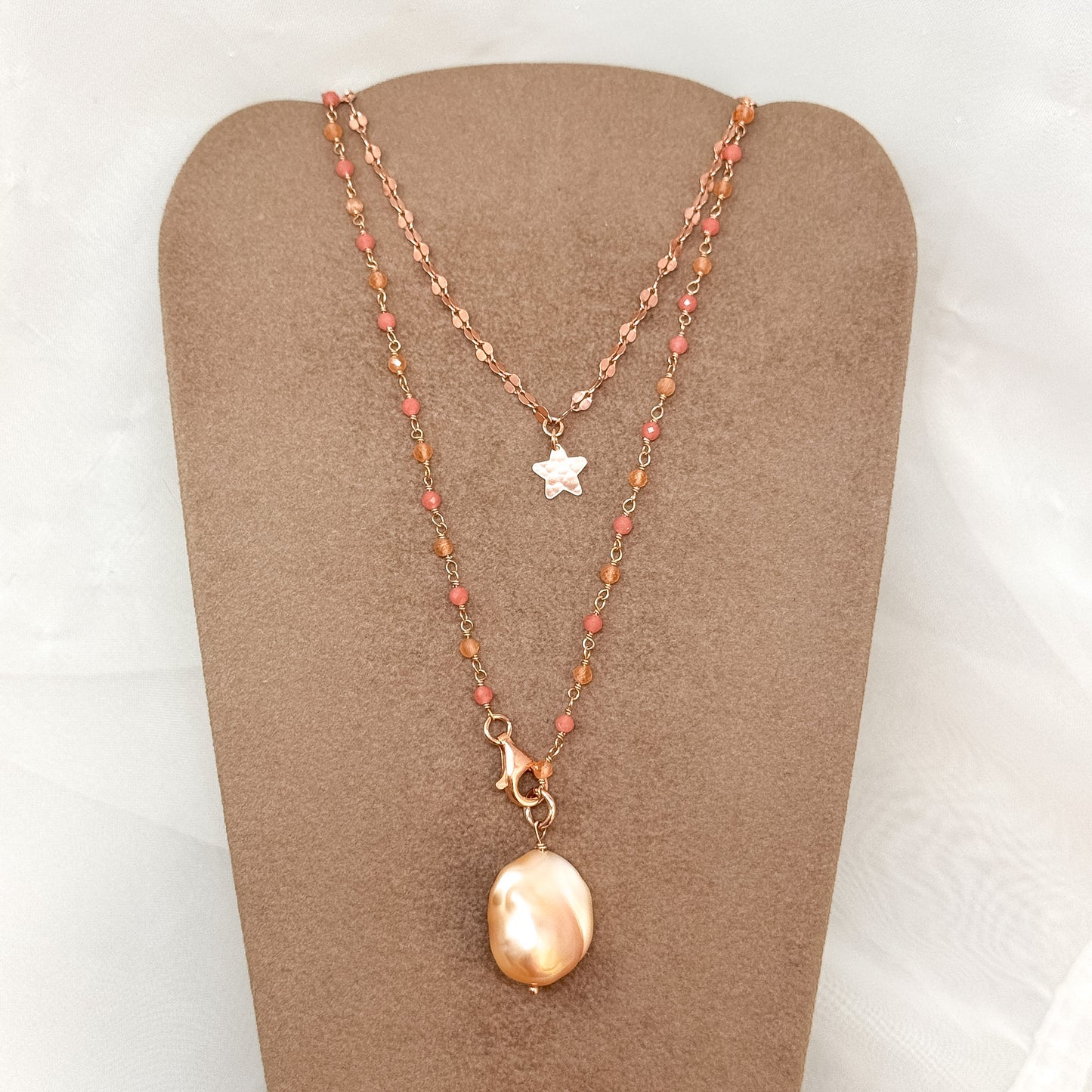 Collana lunga trasformabile cristalli pesca con perla barocca rosa pendente e catena ovali specchiati e stella battuta - Argento 925 rosé Pezzo unico - Lumiere Bijoux