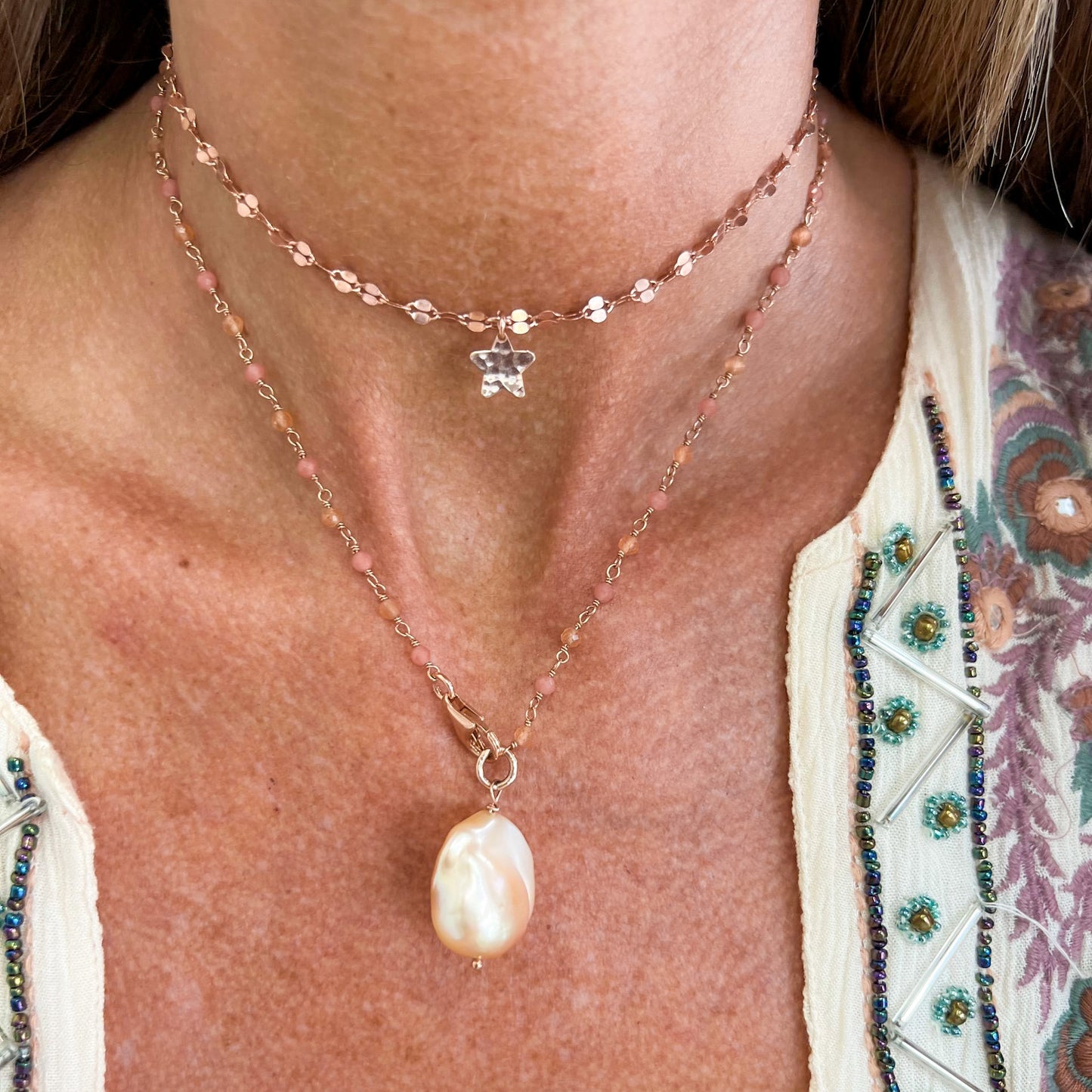Collana lunga trasformabile cristalli pesca con perla barocca rosa pendente e catena ovali specchiati e stella battuta - Argento 925 rosé Pezzo unico - Lumiere Bijoux