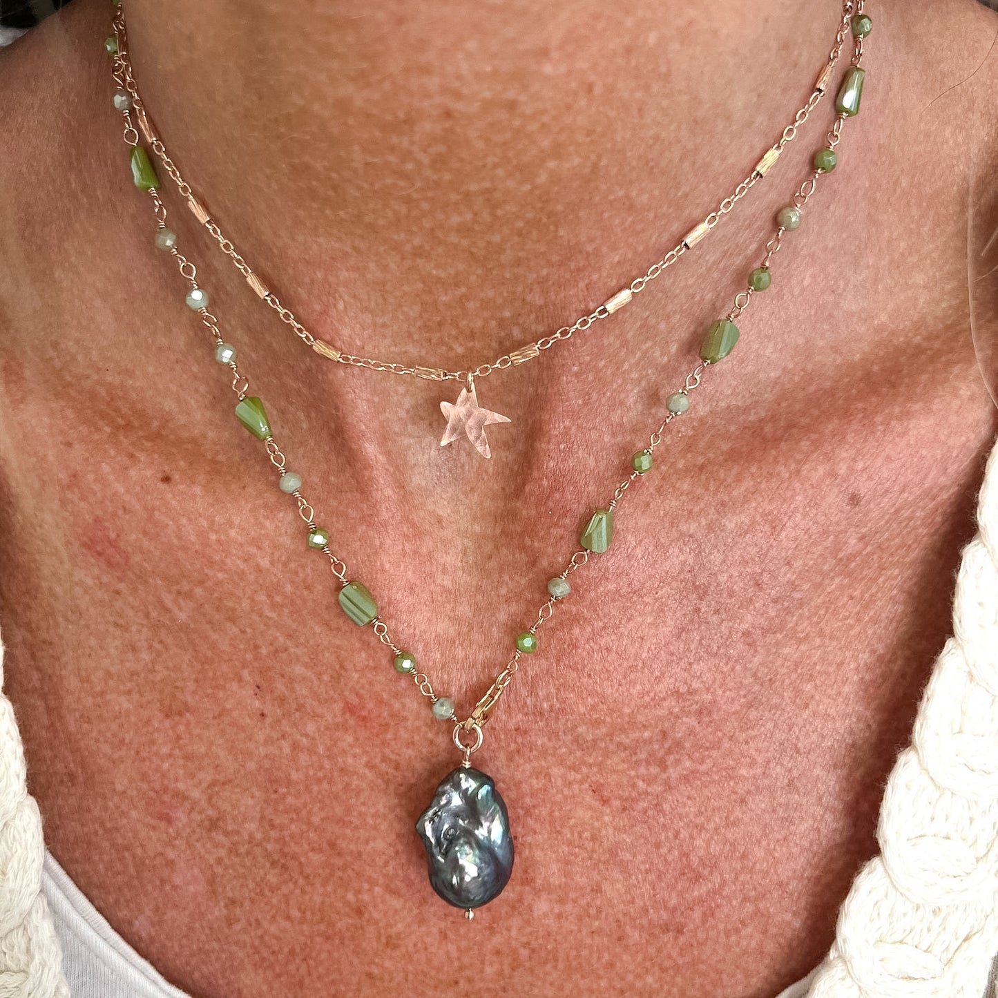 Collana lunga trasformabile cristalli verde con perla barocca nera pendente e catena tubetti e stella battuta — Argento 925 rosé Pezzo unico - Lumiere Bijoux