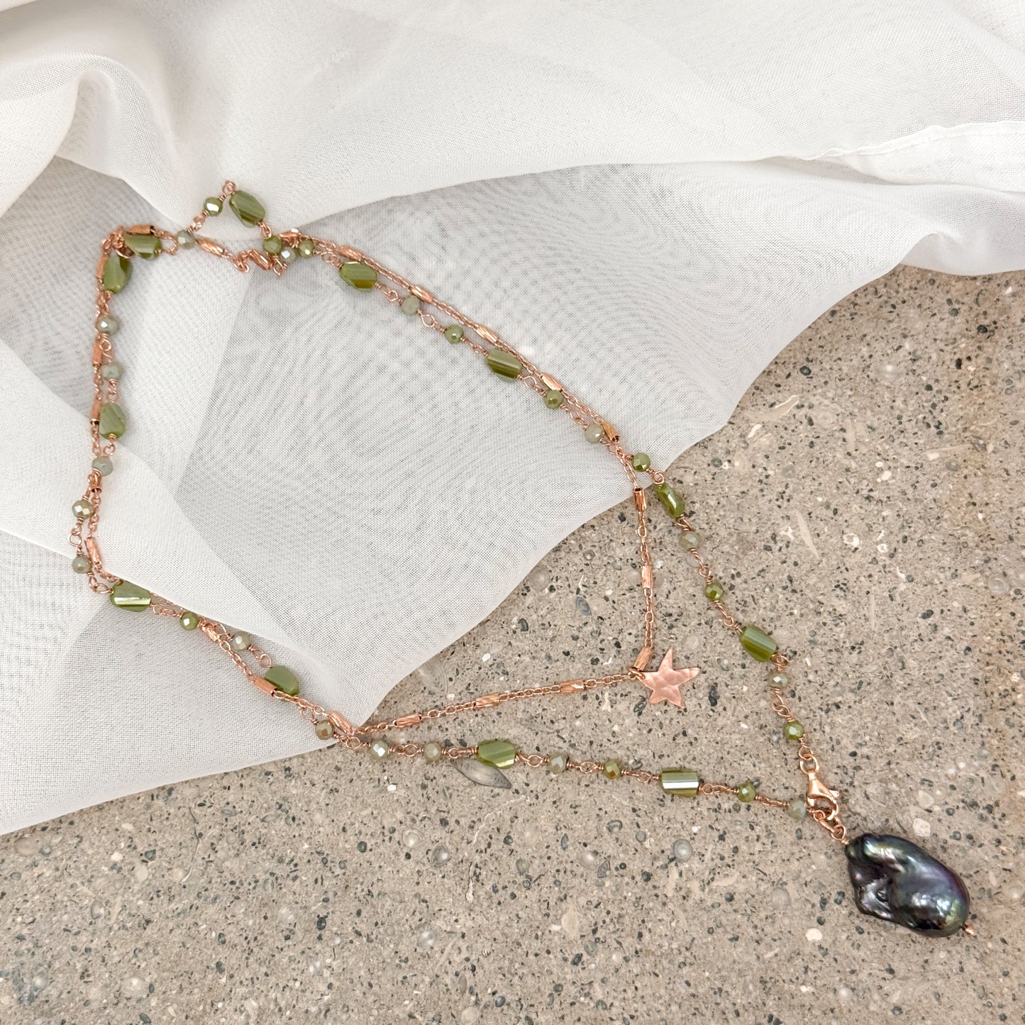 Collana lunga trasformabile cristalli verde con perla barocca nera pendente e catena tubetti e stella battuta — Argento 925 rosé Pezzo unico - Lumiere Bijoux