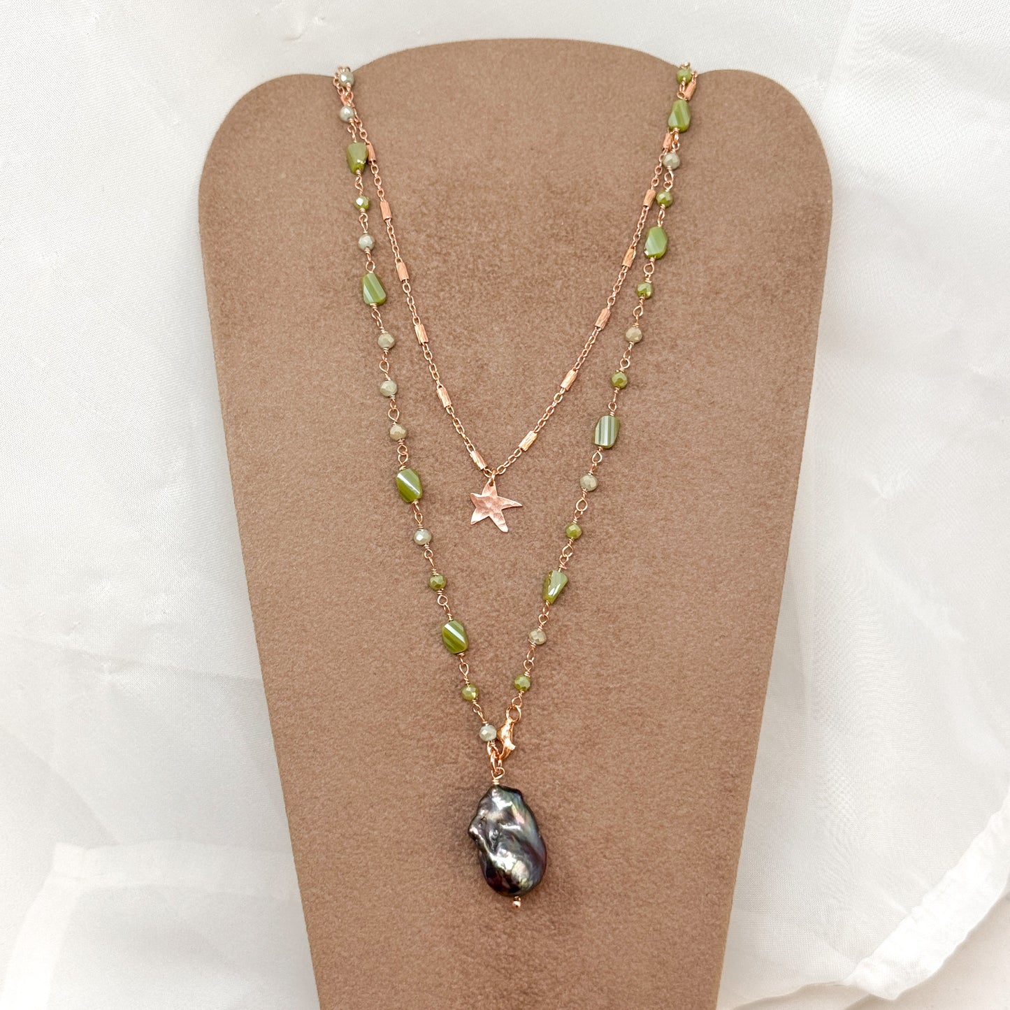 Collana lunga trasformabile cristalli verde con perla barocca nera pendente e catena tubetti e stella battuta — Argento 925 rosé Pezzo unico - Lumiere Bijoux
