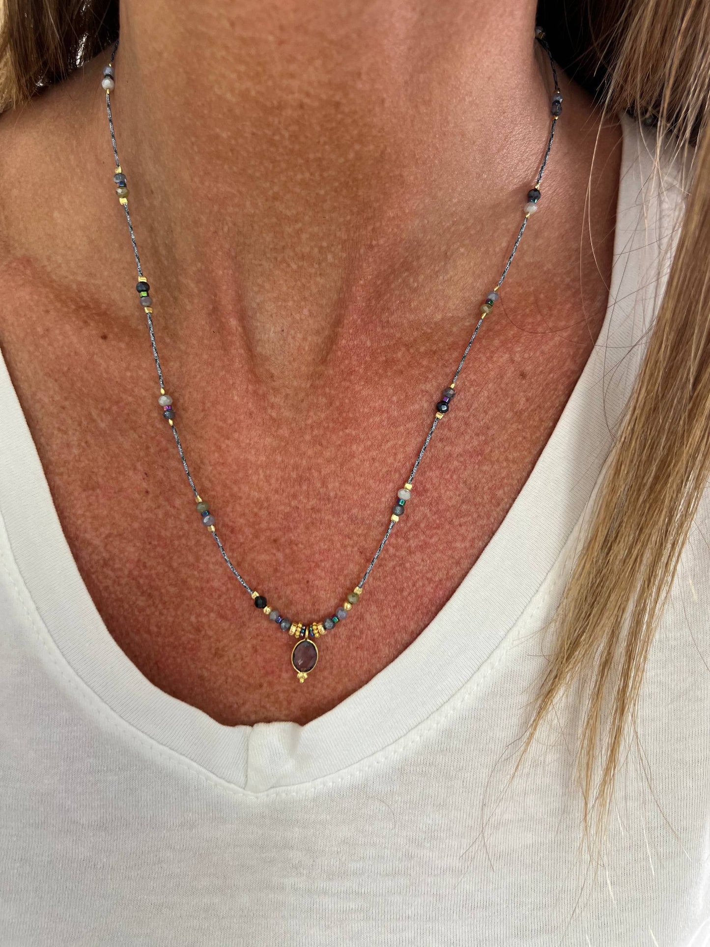 Collana lunga regolabile con cordino e pietra semipreziosa pendente goccia - Lumiere Bijoux