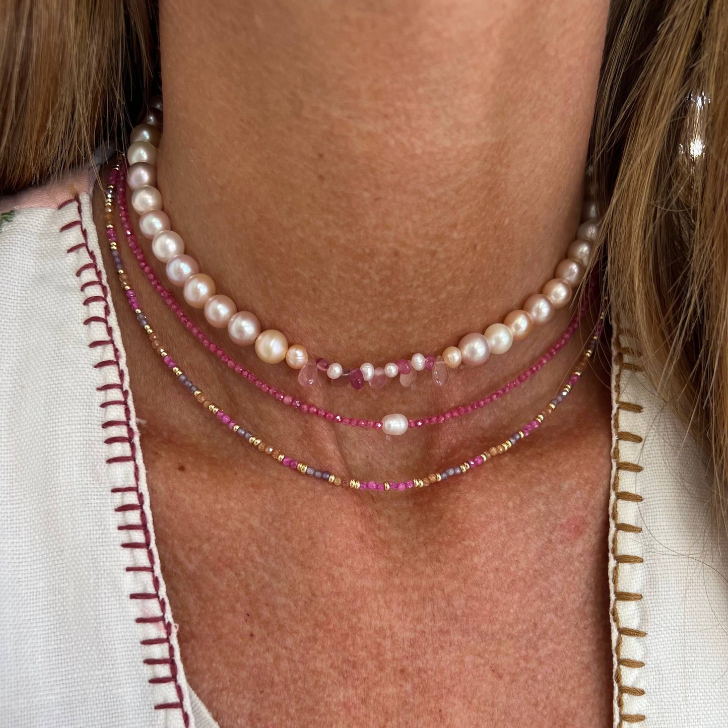 Collana perle tonde bianche rosa e lilla e zaffiri rosa - PU101 - Lumiere Bijoux