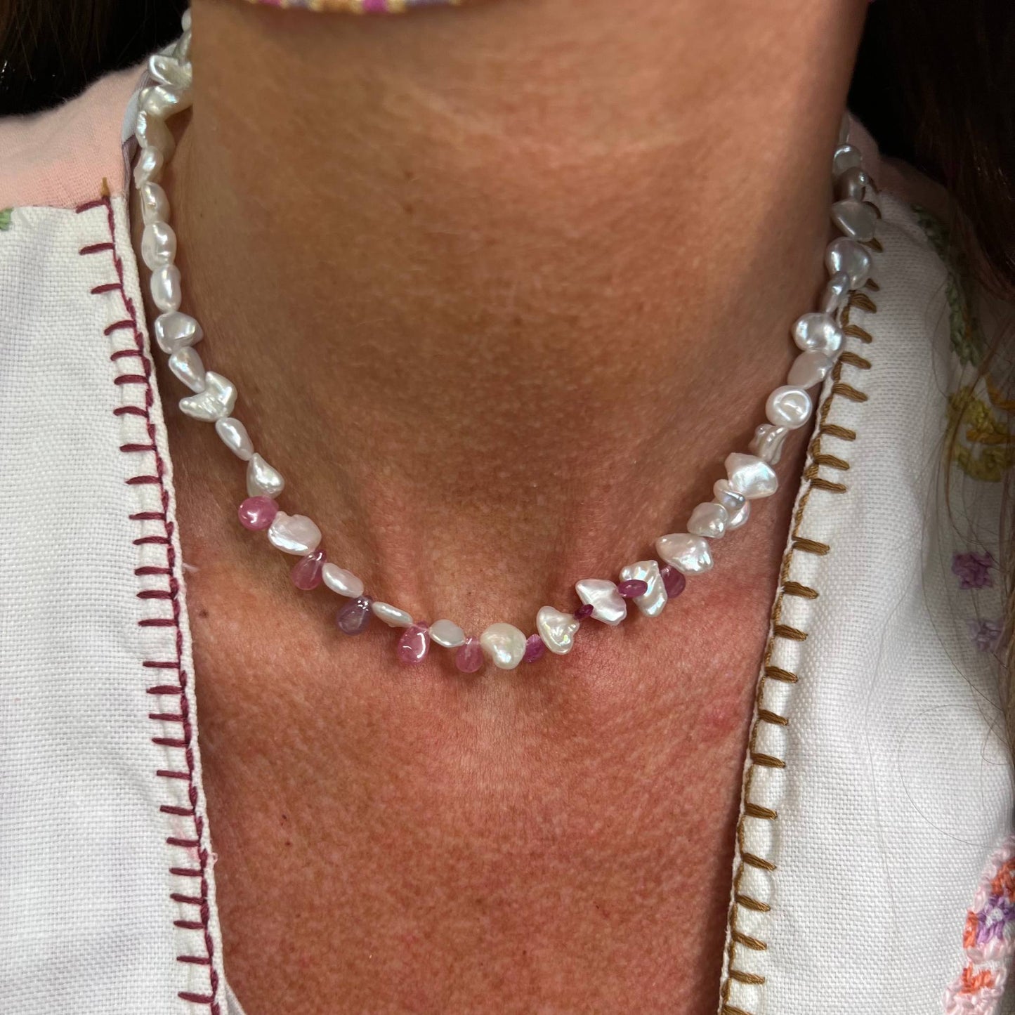 Collana perle tonde bianche e zaffiri rosa - PU103 - Lumiere Bijoux