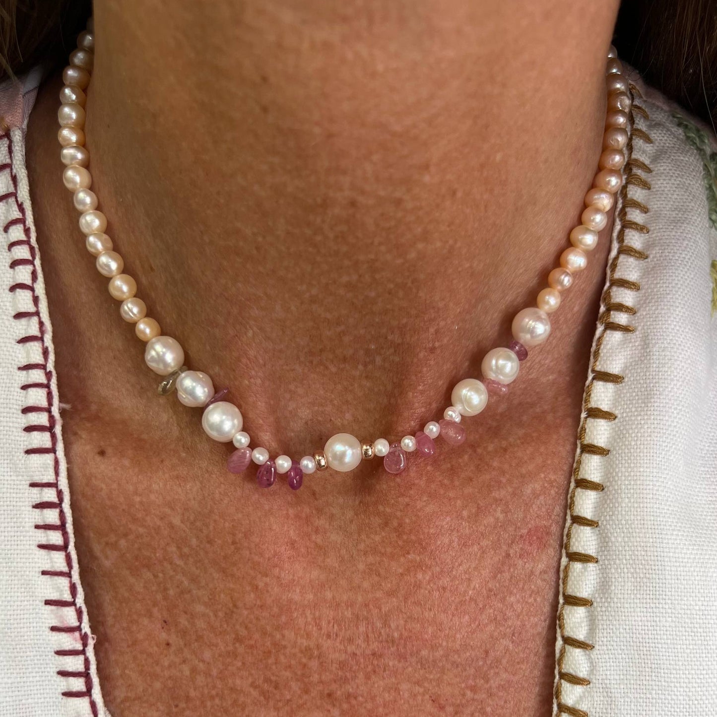 Collana perle tonde bianche e rosa e zaffiri rosa - PU105 - Lumiere Bijoux