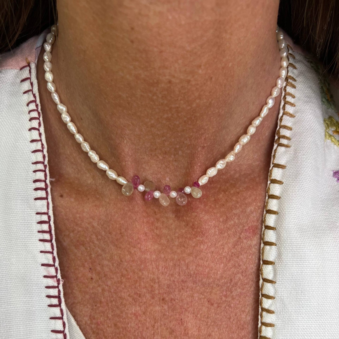 Collana perle risino bianche e zaffiri rosa e verdi - PU107 - Lumiere Bijoux
