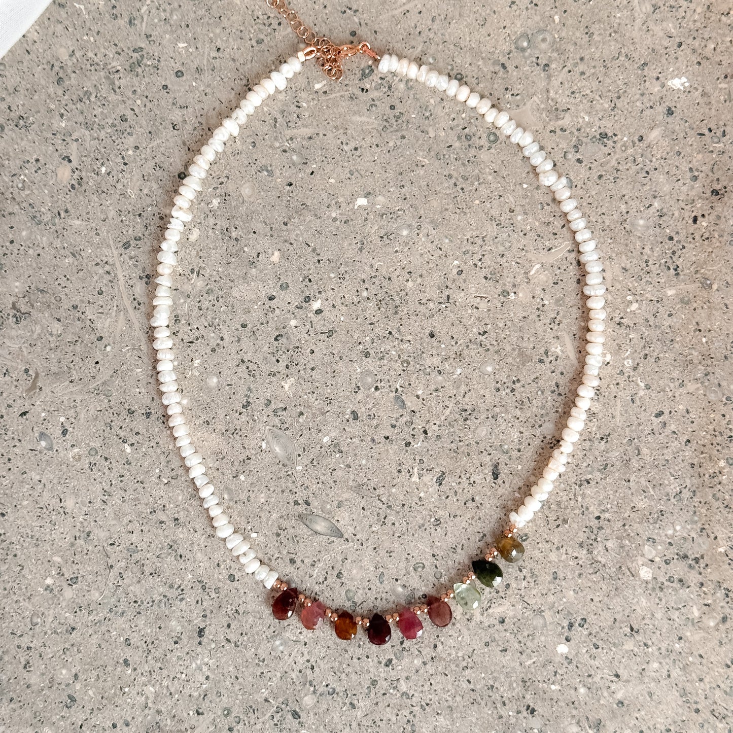 Collana PANAREA con perle conchiglia irregolari e pietre tormalina multicolore cm 36
