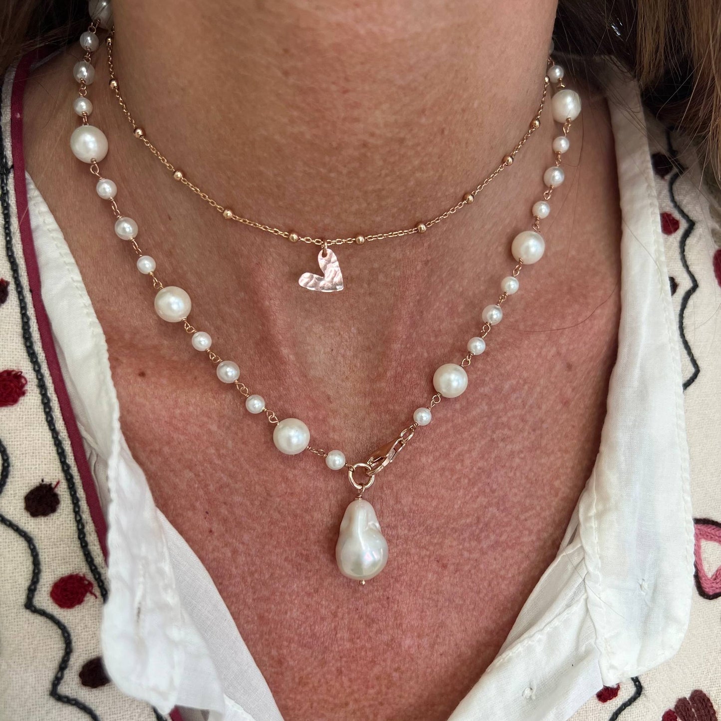 Collana lunga trasformabile perle sintetiche perla barocca e catena rosario con cuore — Argento 925 rosé Pezzo unico - Lumiere Bijoux
