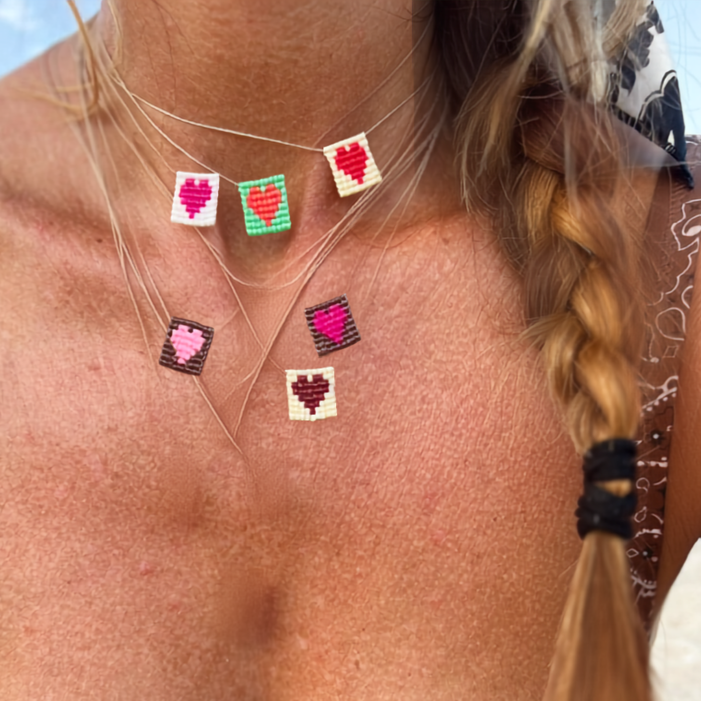 Collana regolabile Formentera con filo di seta e targhetta con cuore in perline rosa - Pezzo unico - Lumiere Bijoux
