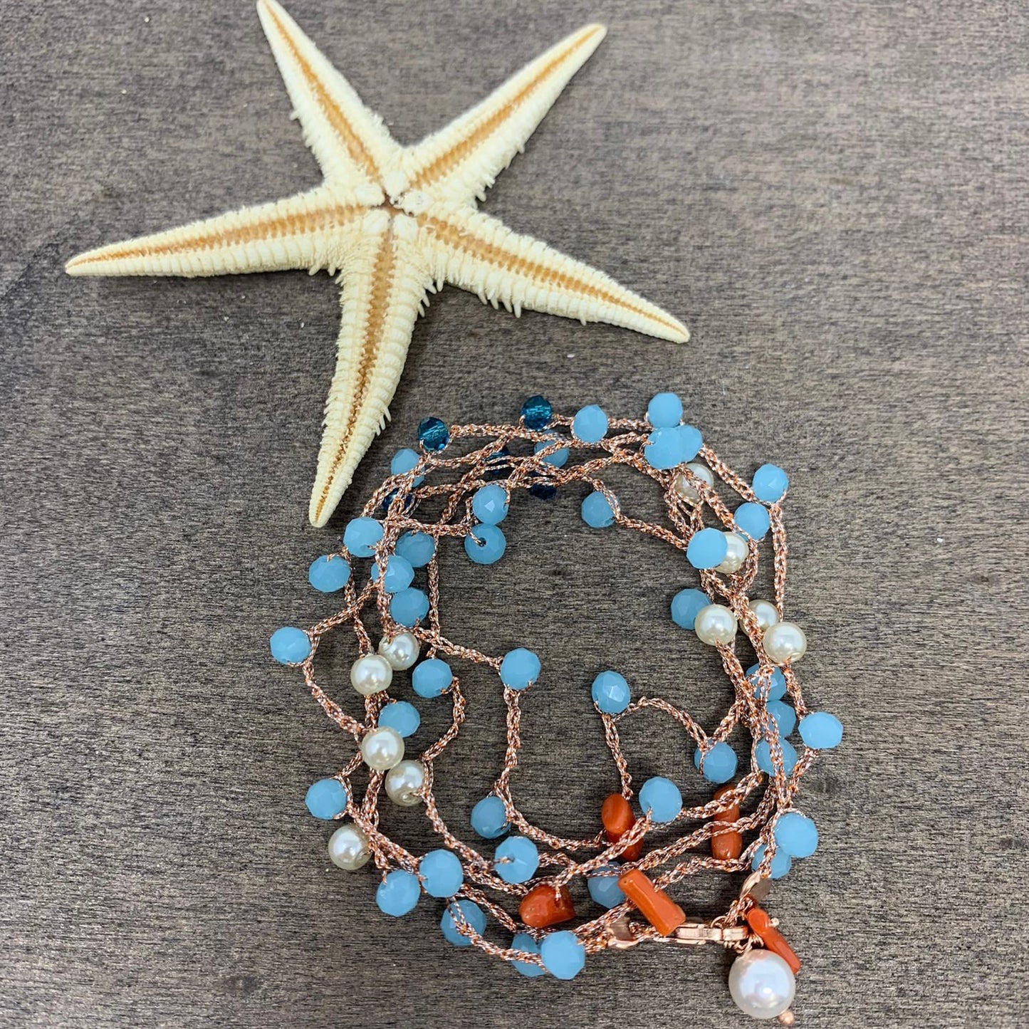 Cavigliera o collana o bracciale in macramè con cristalli azzurri, perle e pietre a forma di corallo rosso