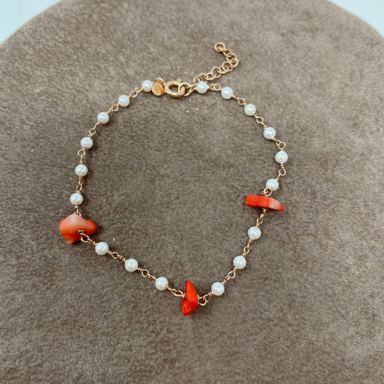 Bracciale perle alternate a pietre a forma di corallo rosso cm 17
