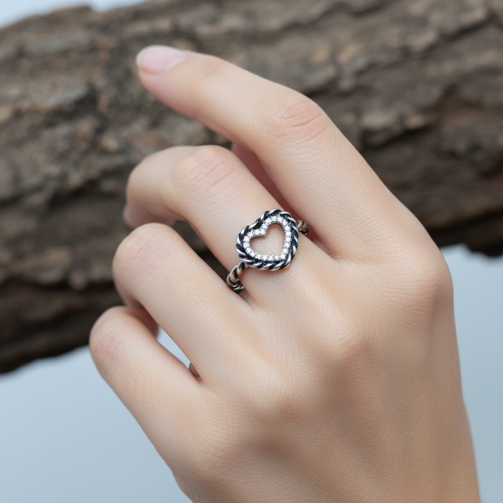 Anello intrecciato anticato a forma di cuore con zirconi bianchi su misura - Lumiere Bijoux