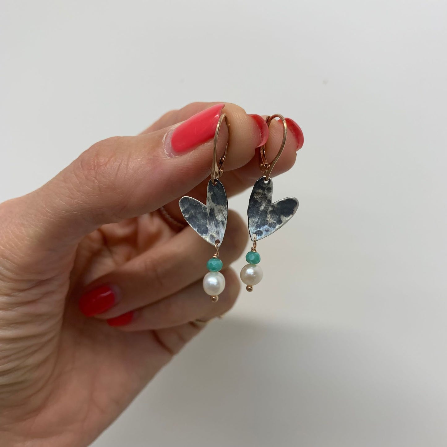 Coppia orecchini a monachella cuore allungato rutenio con cristallo acqua marina e perla pendente