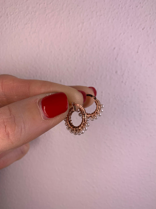 Coppia orecchini cerchi da 1 cm con micro perle bagnati in oro rosé