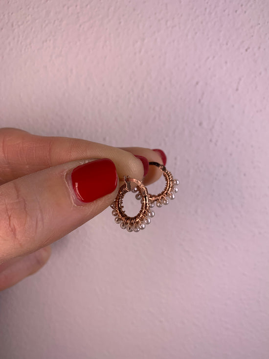 Coppia orecchini cerchi da 1 cm con micro perle bagnati in oro rosé - Lumiere Bijoux