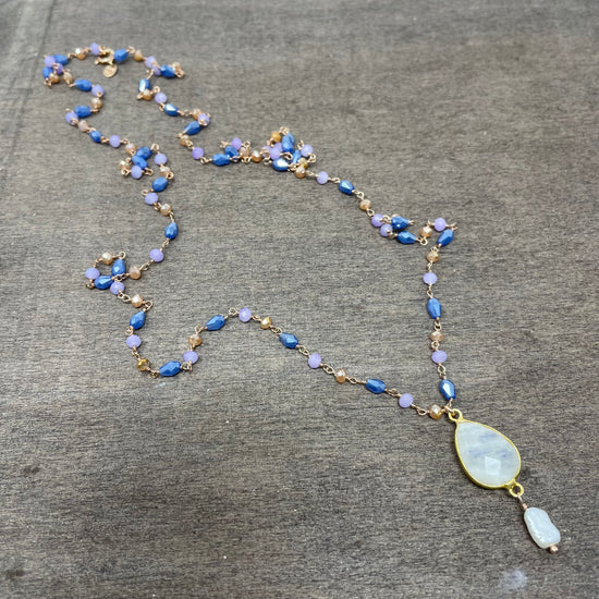 Collana cristalli beige, azzurro polvere con pietra a goccia bianca e perla barocca pendente cm 80