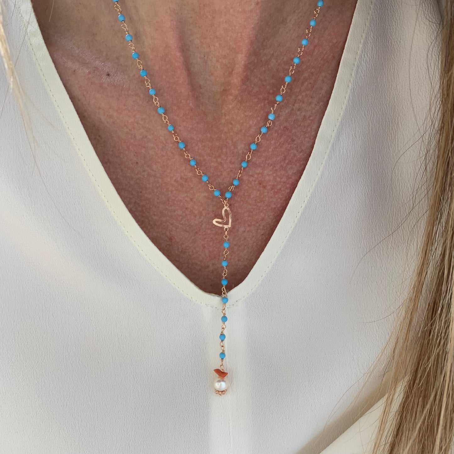 Collana cristalli turchesi con cuore Capri vuoto battuto  e allungo con corallino e perla 45 + 5