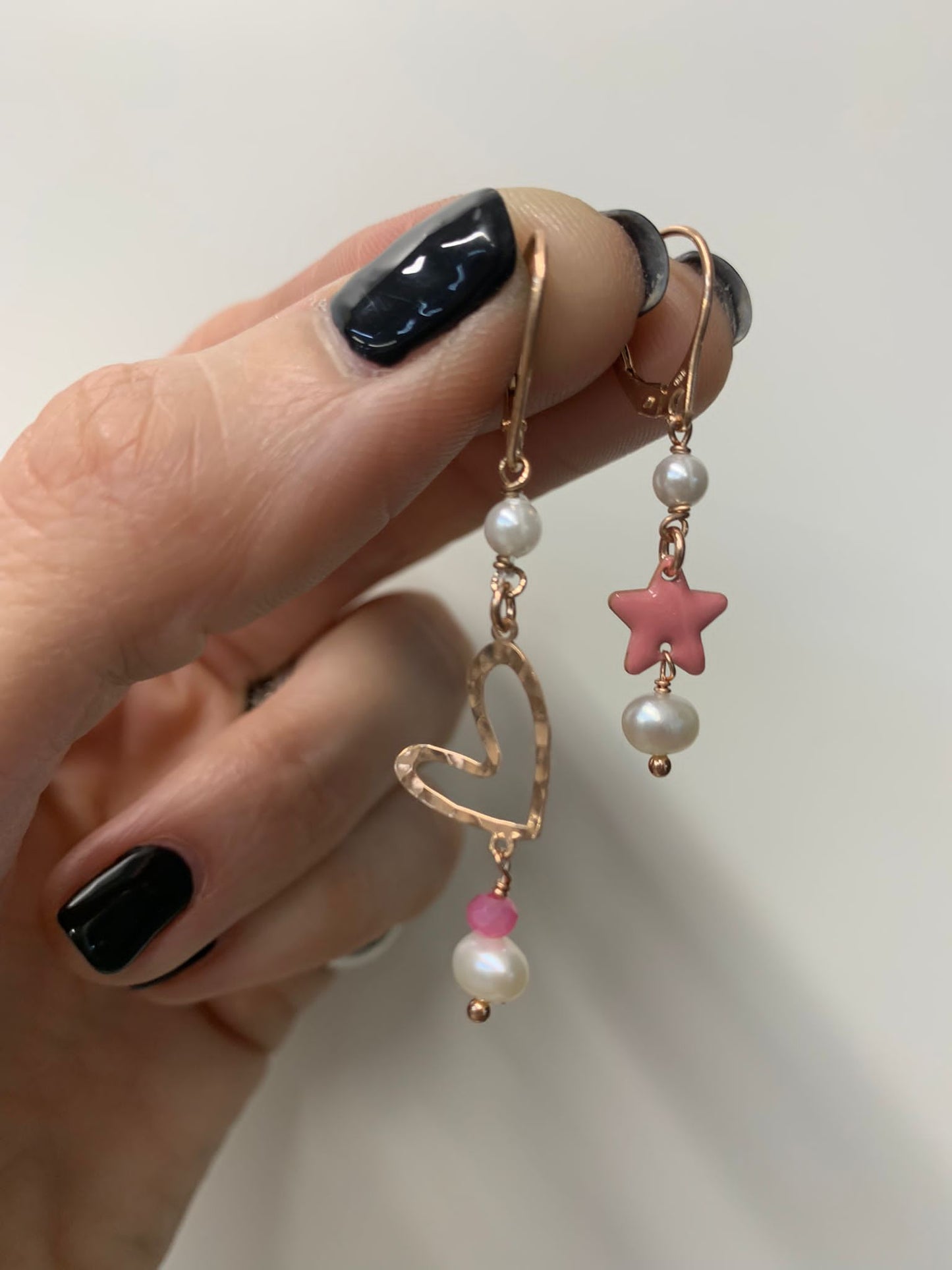 Coppia orecchini a monachella perle, cuore vuoto battuto Capri e stella smaltata rosa antico