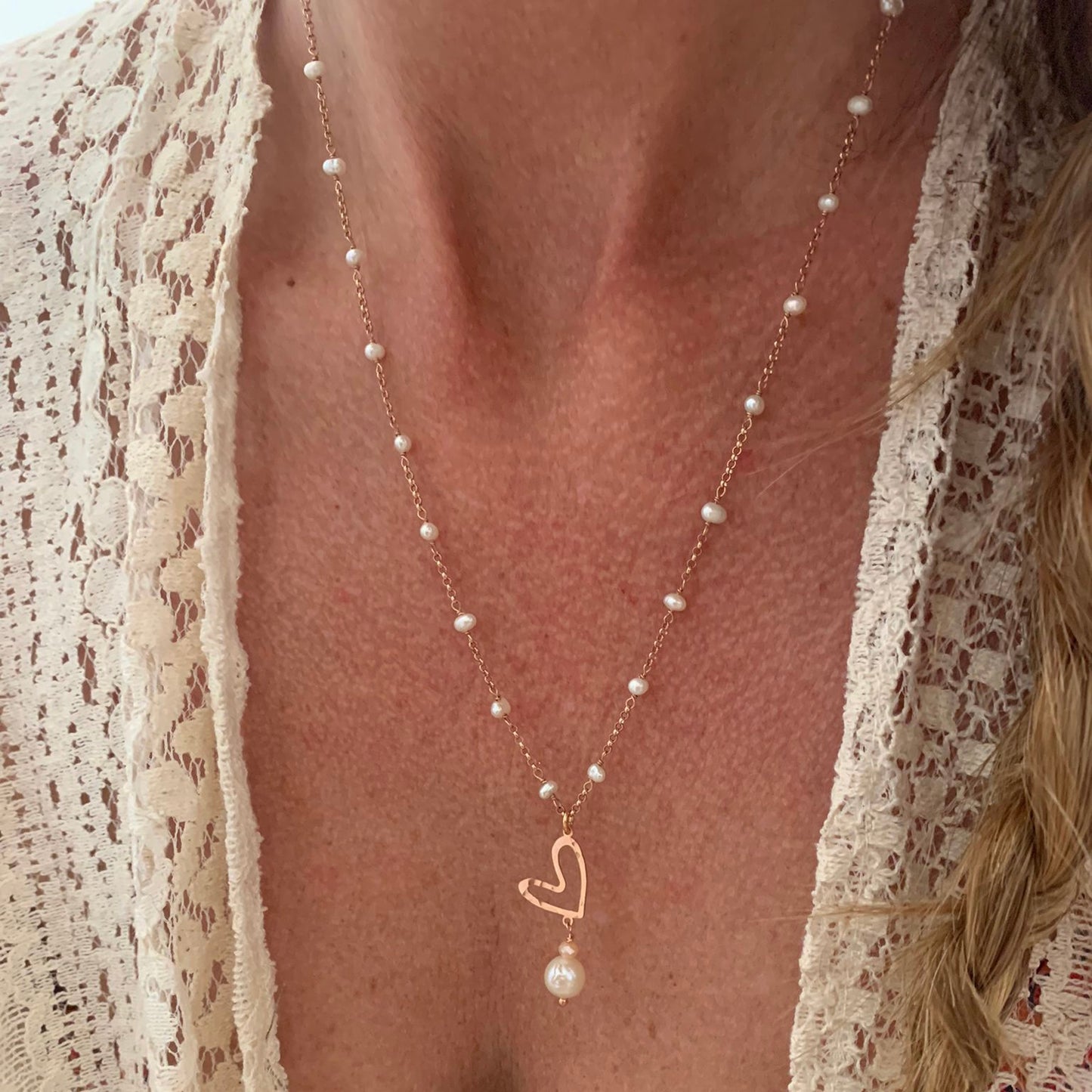 Collana catena rollò alternata da perle bianche cm50 base rosé con cuore Capri vuoto battuto con cristallo cipria e perla bianca
