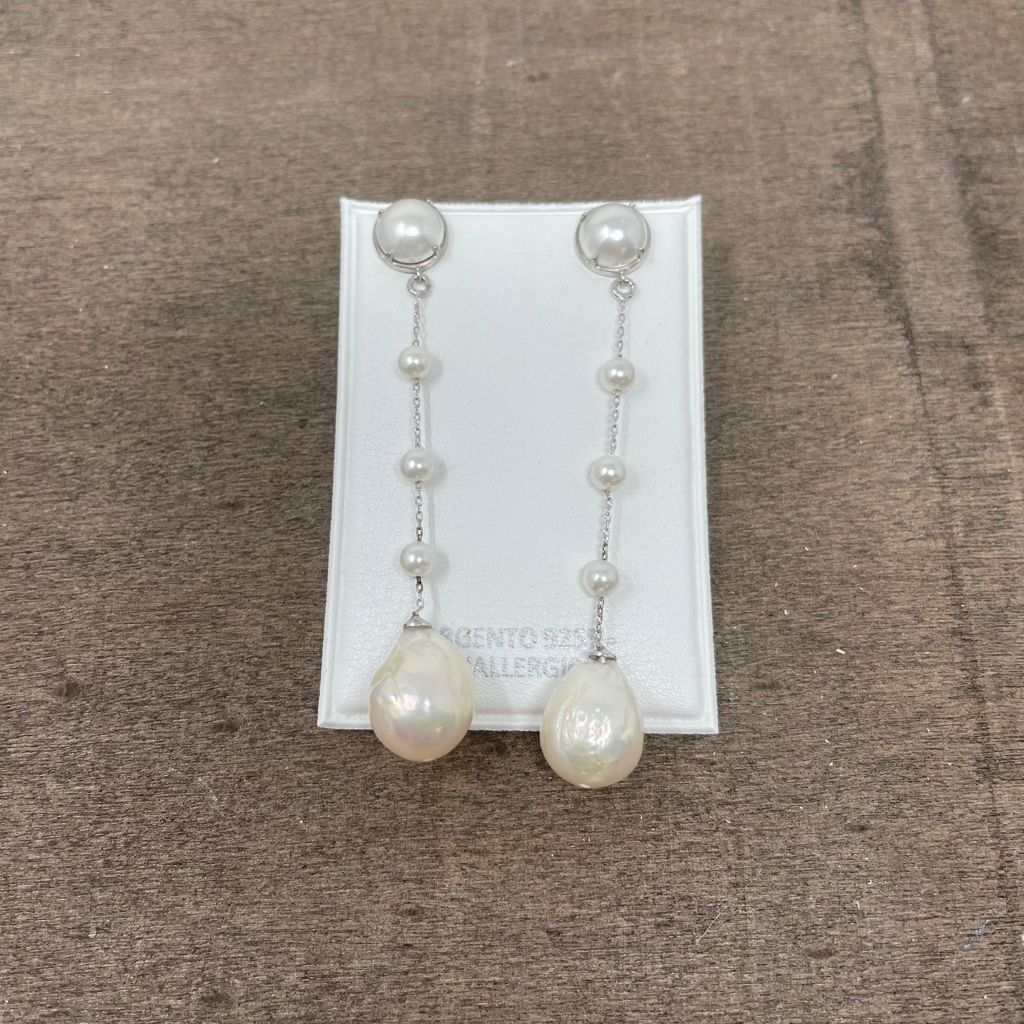 Coppia orecchini a lobo perla con allungo di catena e perle in argento bianco - chiusura a farfallina