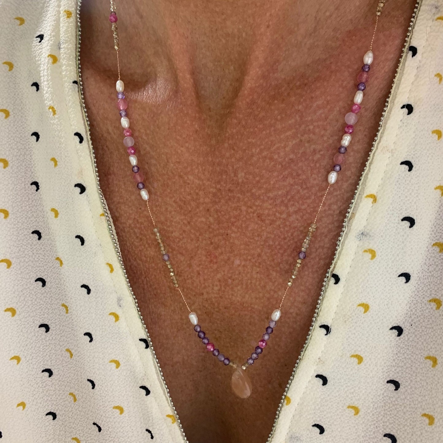 Collana lurex cm60 con perle bianche, cristalli lilla, fucsia e goccia pietra di luna - pezzo unico