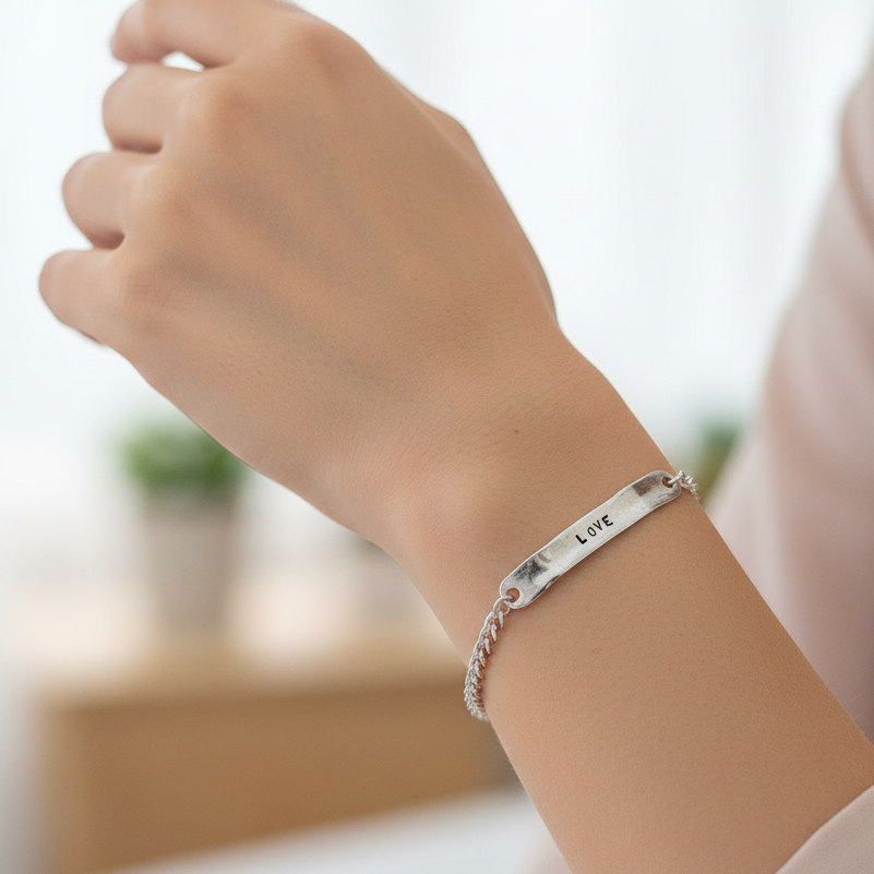 Bracciale catena argento con cialdina rettangola con scritta Love battuta - pezzo unico - Lumiere Bijoux