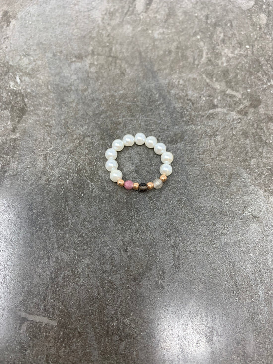 Anello perle risino bianche con pietre tormalina e sfere rosé con filo elastico