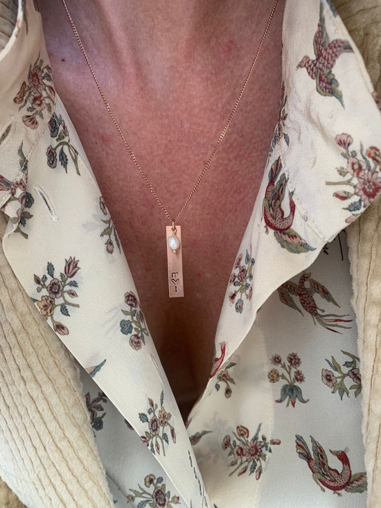 Collana catena grumette rosé cm50 con targhetta con incisione battuta a mano e piccola perla barocca bianca pendente