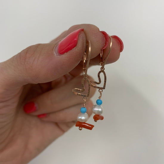 Coppia orecchini a monachella con cuore Capri piccolo, cristallo azzurro, perla e corallo rosso