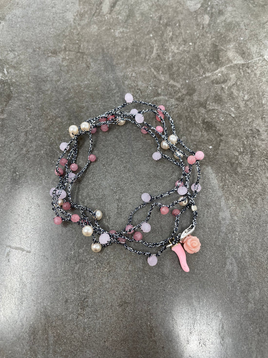 Cavigliera o bracciale o collana in macramè filo argentato nero con cristalli rosa, lilla con perle e rosellina