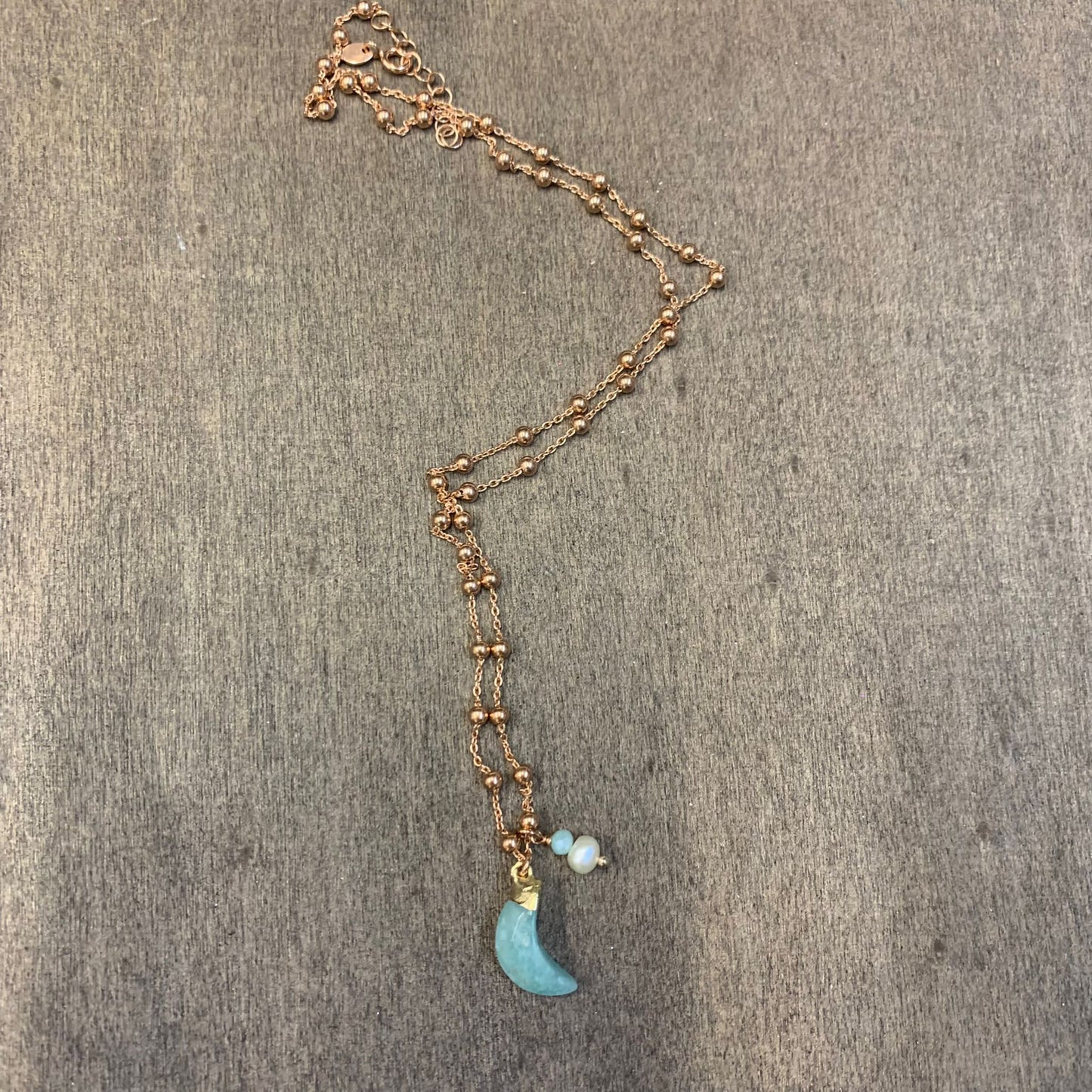 Collana catena rosario rosè con mezzaluna acqua marina e perla cm 50
