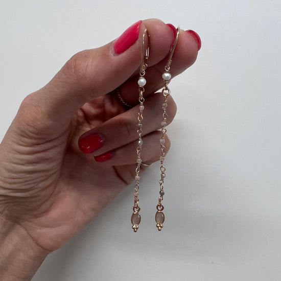 Coppia orecchini pendenti lunghezza circa 5 cm rosé con cristalli rosa cipria, pietra di luna a goccia e piccola perla