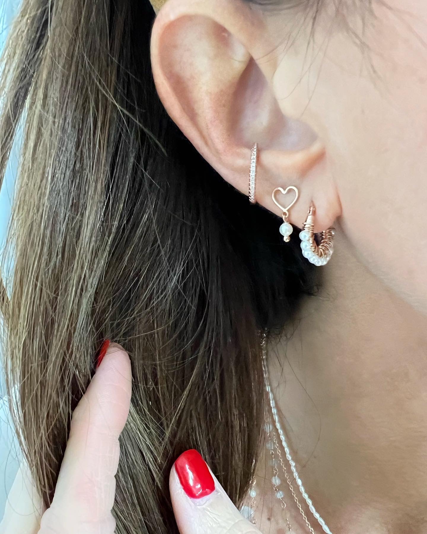 Coppia orecchini cerchi da 1 cm con micro perle bagnati in oro rosé