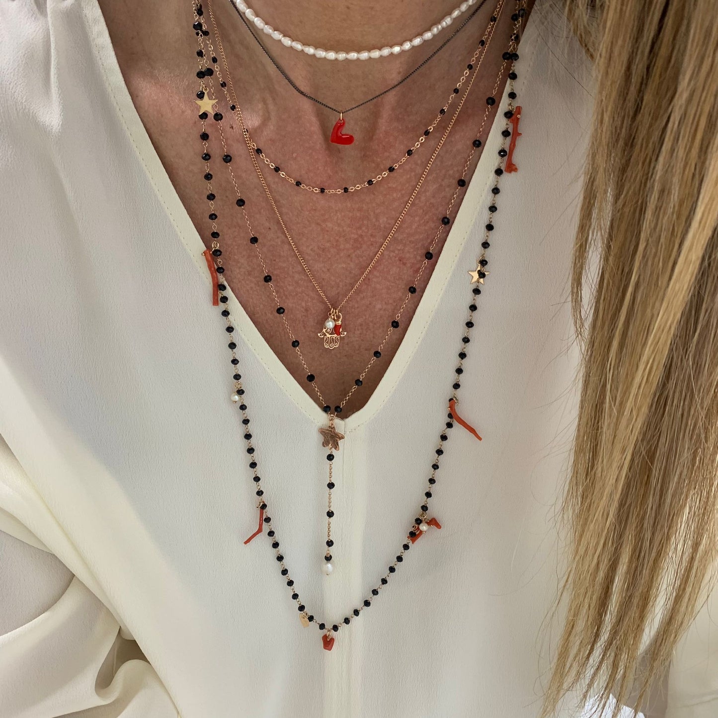 Collana catena grumette rosé cm50 con mano di Fatima , perla e micro cornetto rosso