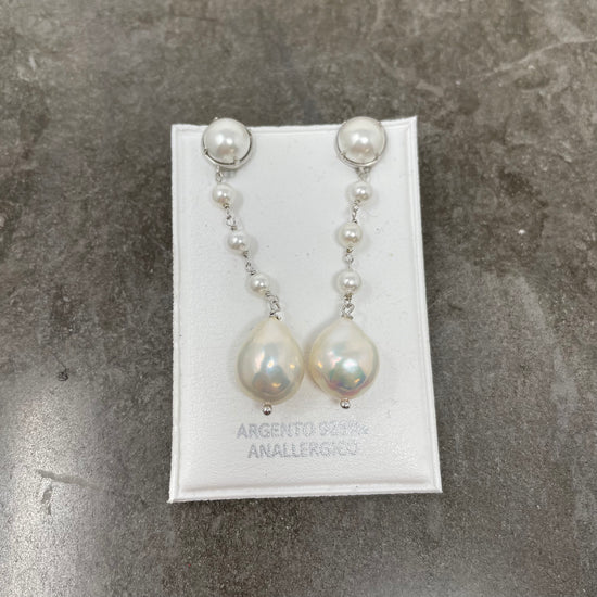 Coppia orecchini a lobo perla con allungo di perle in argento bianco - chiusura a farfallina