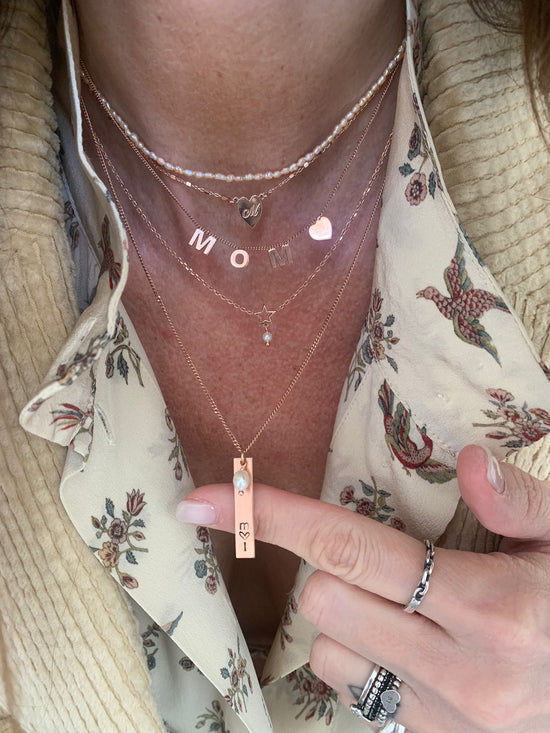 Collana catena grumette rosé cm50 con targhetta con incisione battuta a mano e piccola perla barocca bianca pendente
