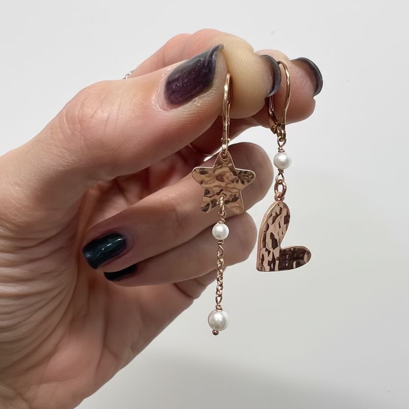 Coppia orecchini a monachella CUORE BACIO e stella piena battuto da 0,8 mm rosé con perle bianche - Lumiere Bijoux