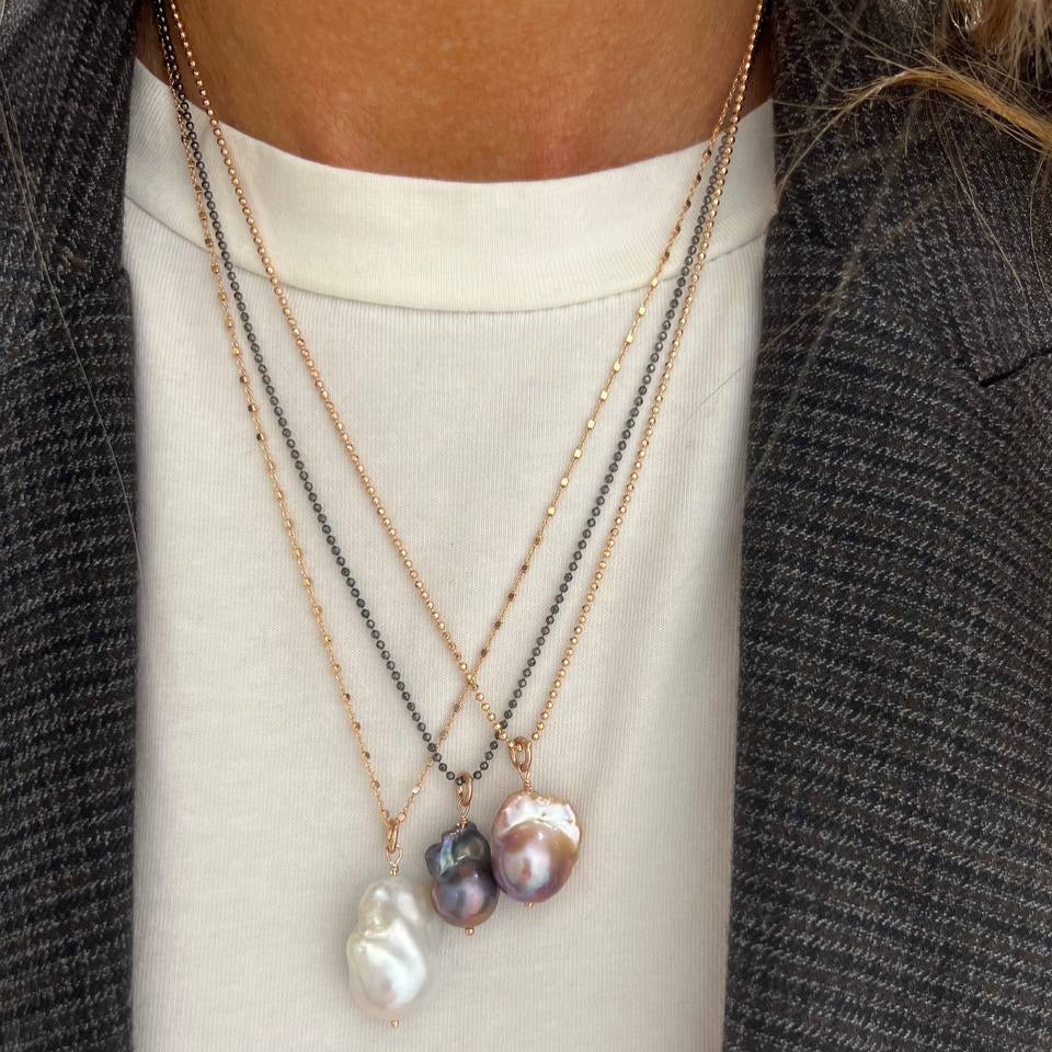 Collana catena cm 50 militare o dadini con perla barocca pendente bianca - rosa o nera - Lumiere Bijoux