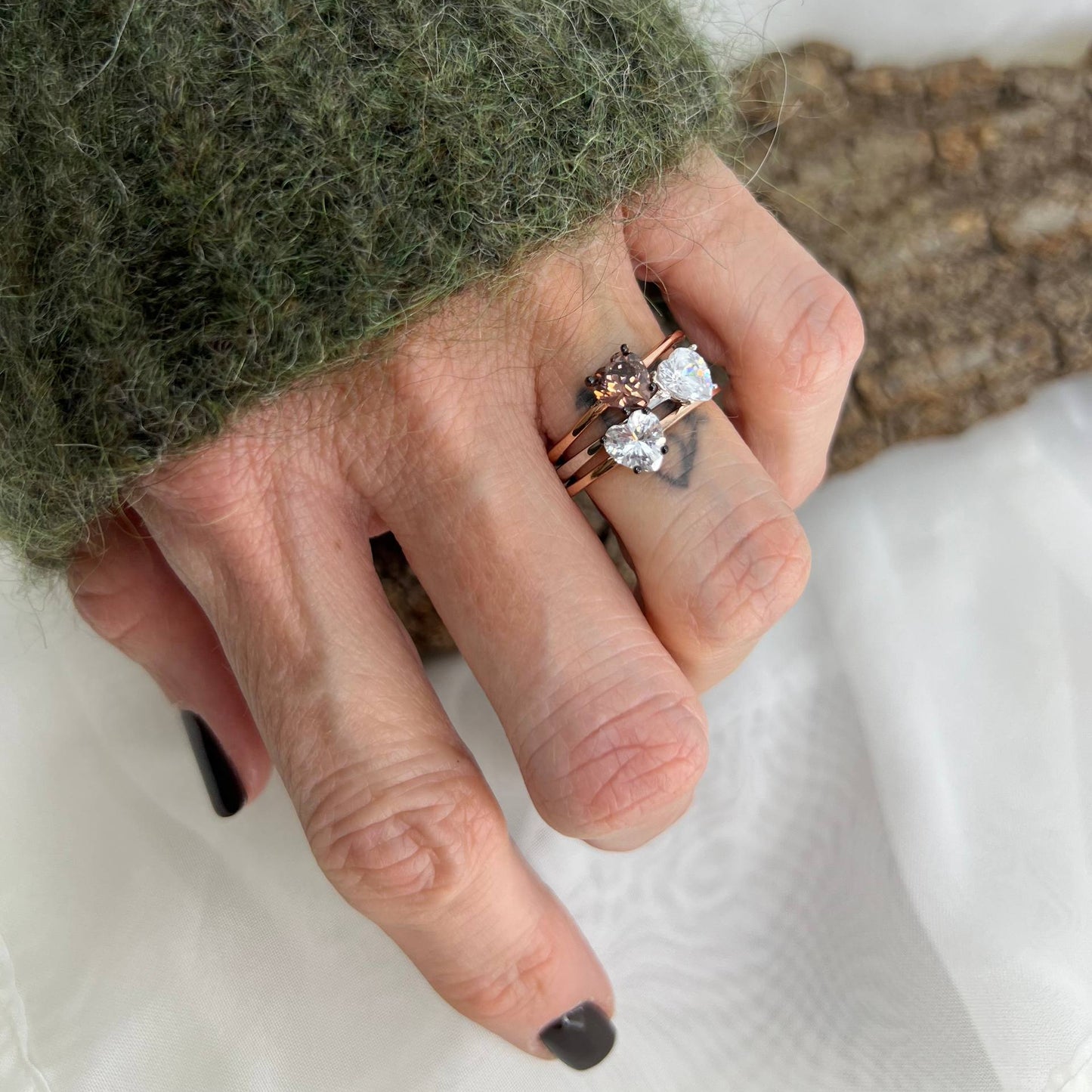 Anello regolabile in argento rosé con punzone rutenio e zircuore bianco o brown da 0.5cm