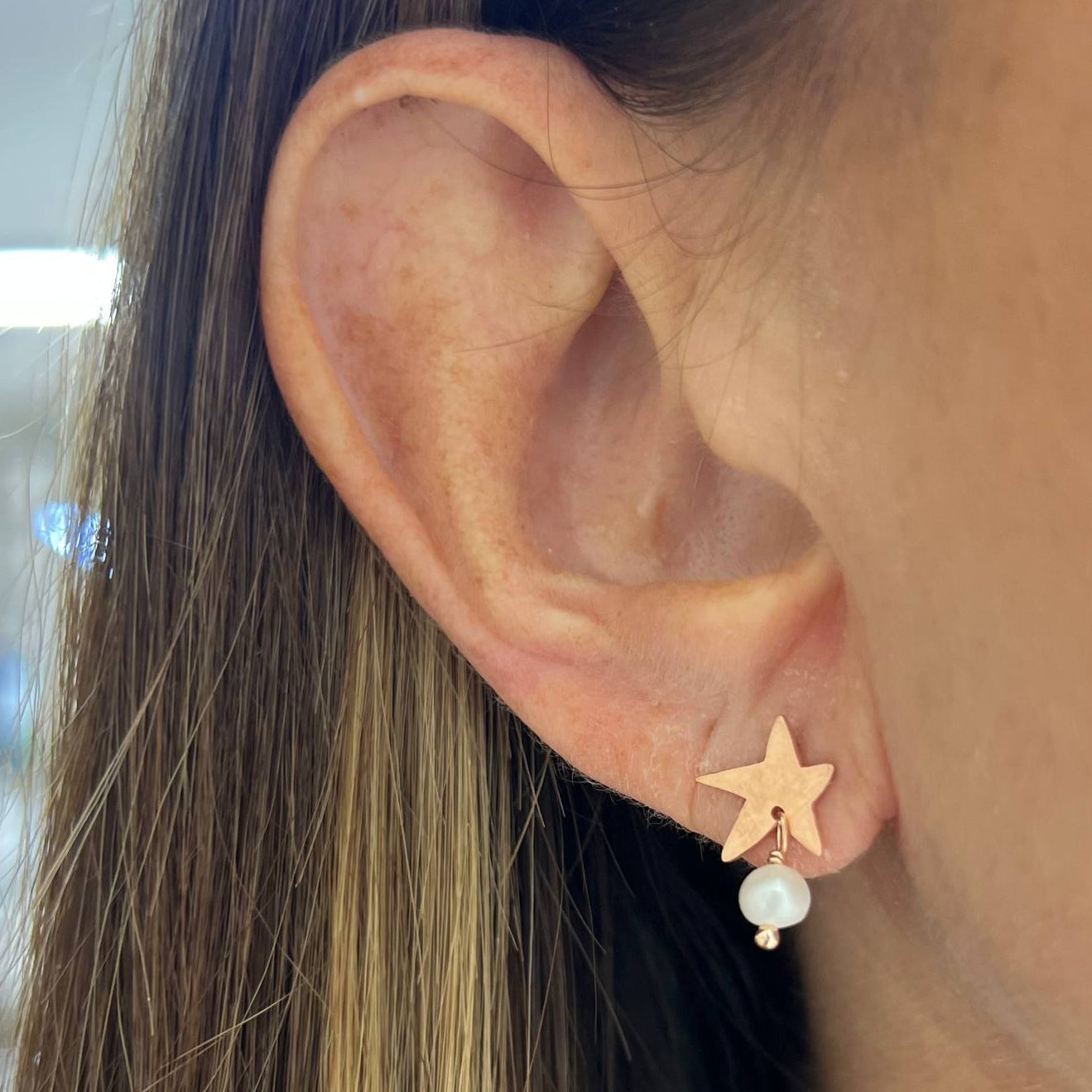 Coppia orecchini lobo con micro stelle irregolari battute satinate e micro perla pendente - Lumiere Bijoux