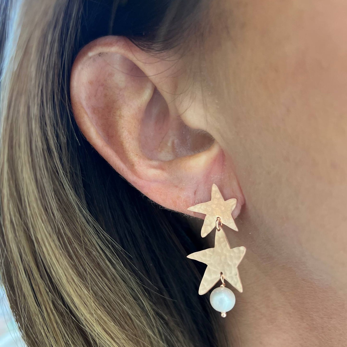 Coppia orecchini doppie stelle irregolari battute satinate pendenti con perla bianca pendente - Lumiere Bijoux