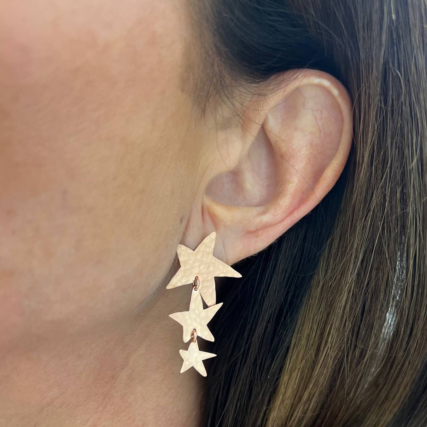 Coppia orecchini scoppiati tris stelle e luna irregolari battute satinate con perla pendente - Lumiere Bijoux