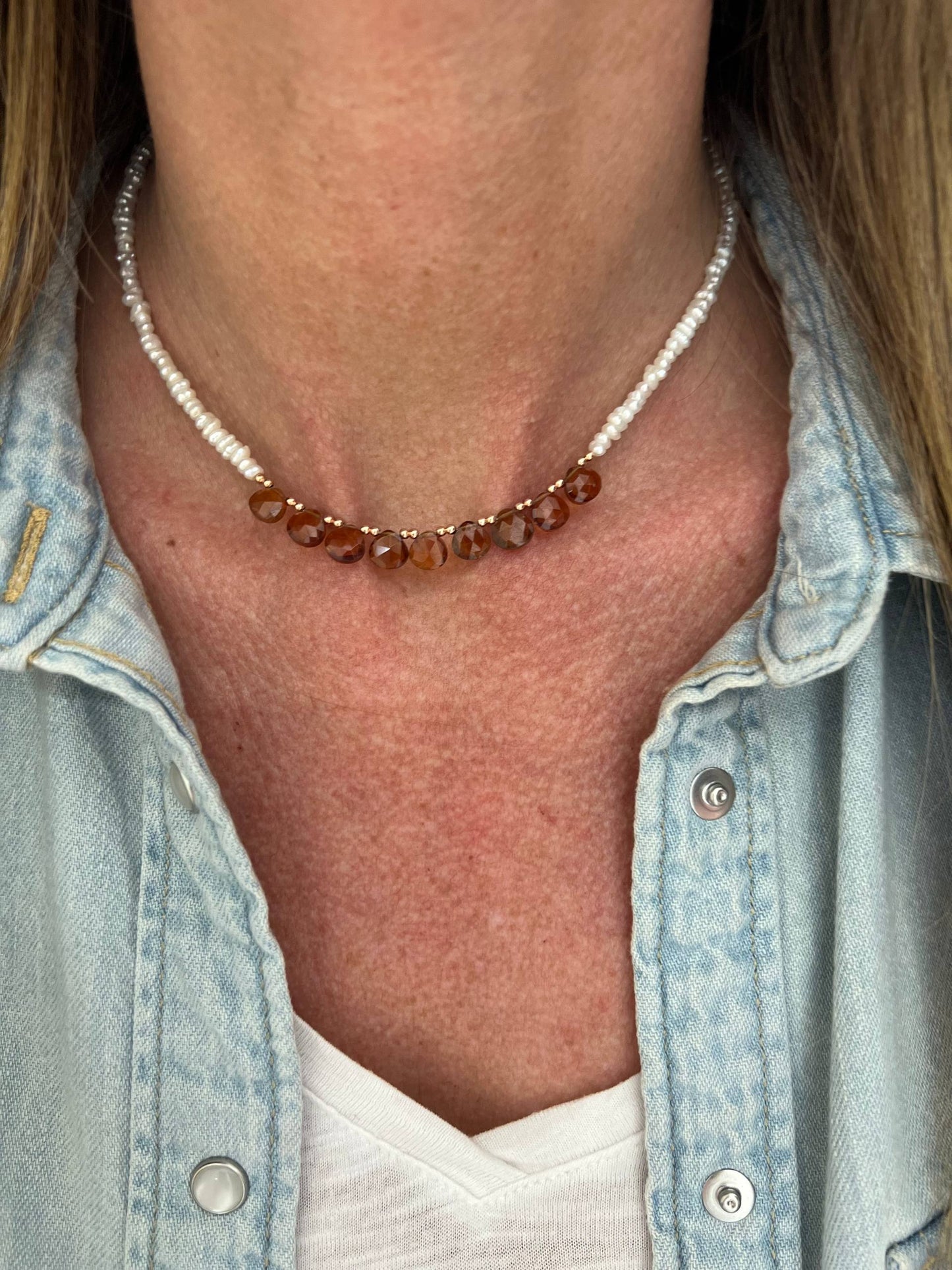 Collana SPIRITUAL con perle conchiglia irregolari e pietre cm 36 - Lumiere Bijoux