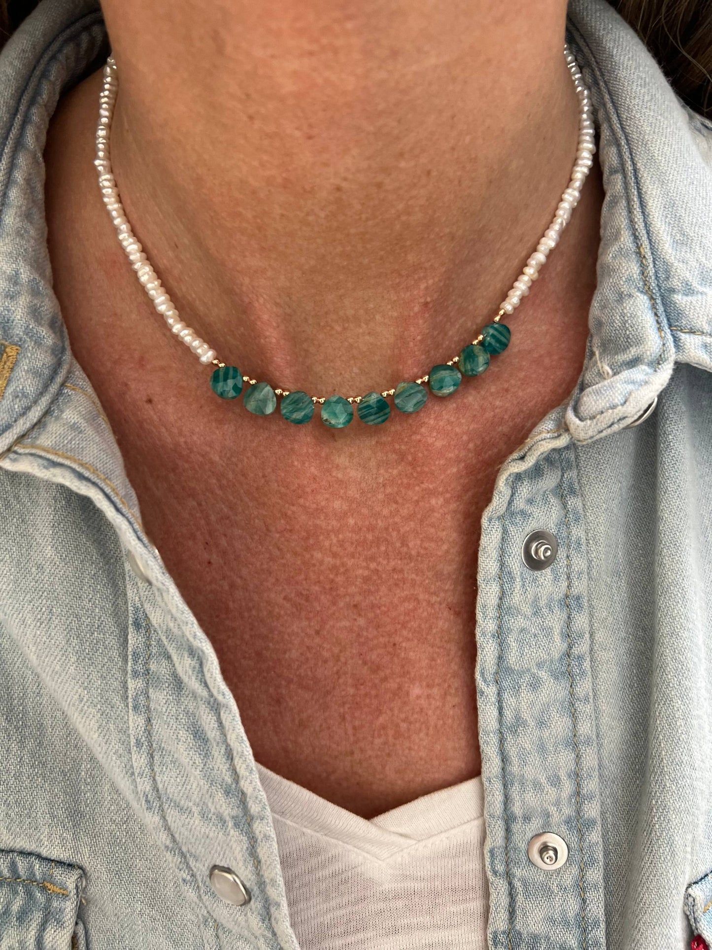 Collana SPIRITUAL con perle conchiglia irregolari e pietre cm 36 - Lumiere Bijoux