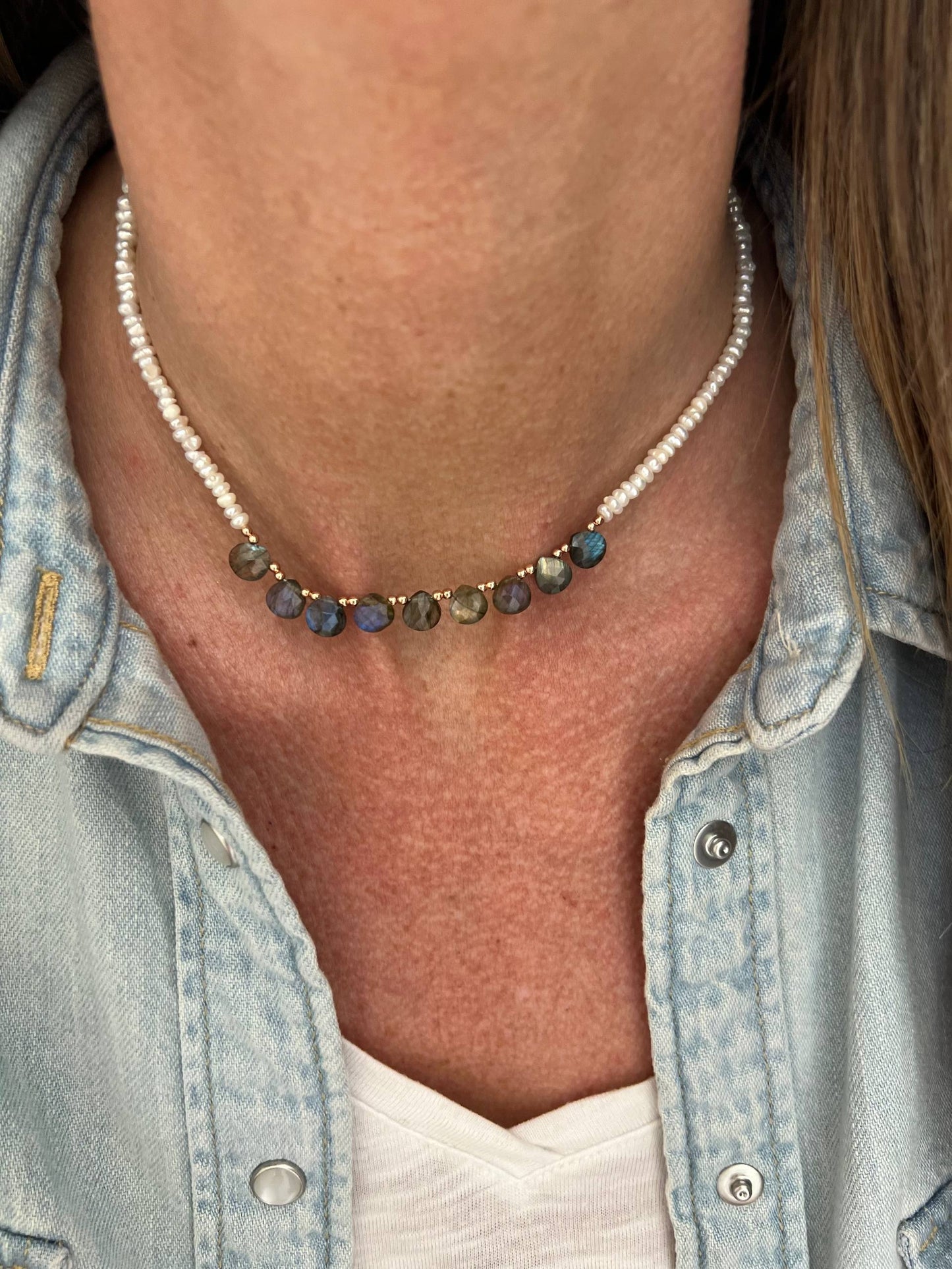 Collana SPIRITUAL con perle conchiglia irregolari e pietre cm 36 - Lumiere Bijoux