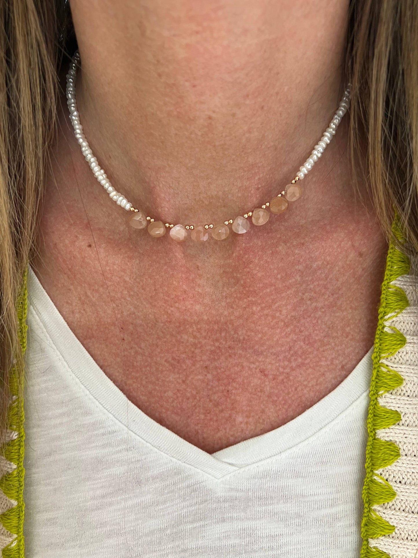 Collana SPIRITUAL con perle conchiglia irregolari e pietre cm 36 - Lumiere Bijoux